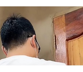 刷漆要先用细砂纸进行打磨然后均匀涂刷油漆两到三遍