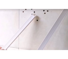 瓷砖上怎么钉线槽？你还钻孔上螺丝？太落伍了，现在电工都这样干