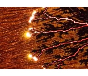 不可思议的分形燃烧，给木板通上电，就可以“画”出漂亮的松树