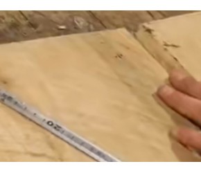 老师傅用木板制作小板凳，成品结实耐用，应该能用十几年吧！